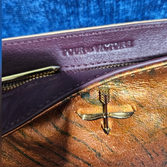 Pour la Victoire Leather Pouch Small Bag - Picture 3 of 8